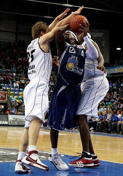 不讳地指出 不讳地指出